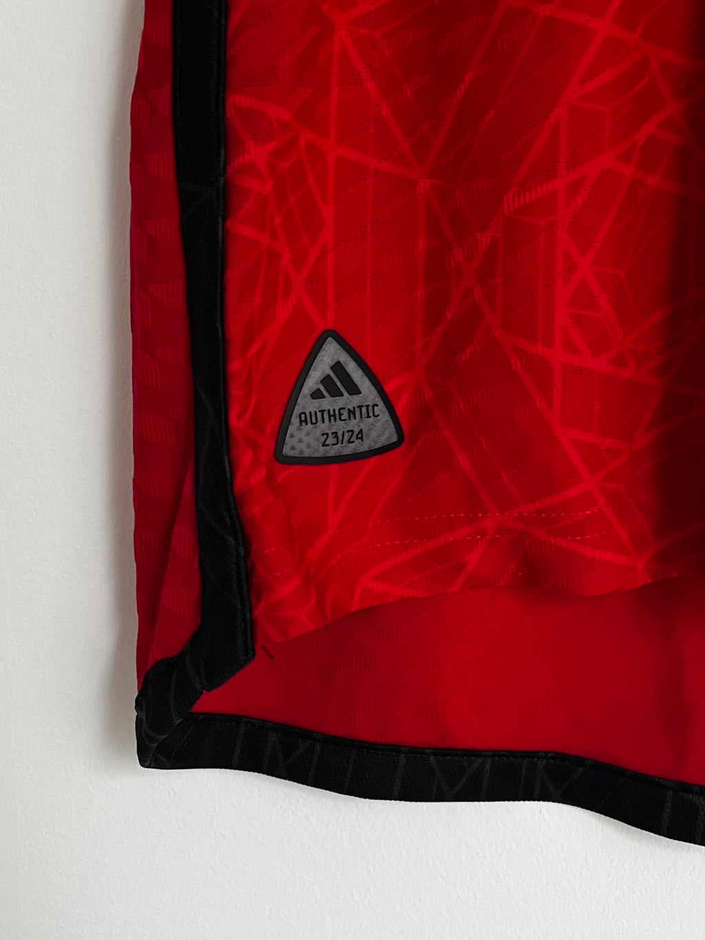 Lisandro Martinez - Manchester United 2023/24 authentic home (L)